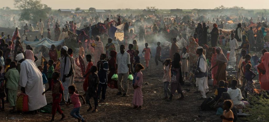 الواصون الجدد من الأشخاص الفارين نتيجة الصراع في السودان يتجمعون عند معبر جودة الحدودي في جنوب السودان، بانتظار نقلهم إلى مركز الإيواء المؤقت في الرنك. © UNHCR/Ala Kheir